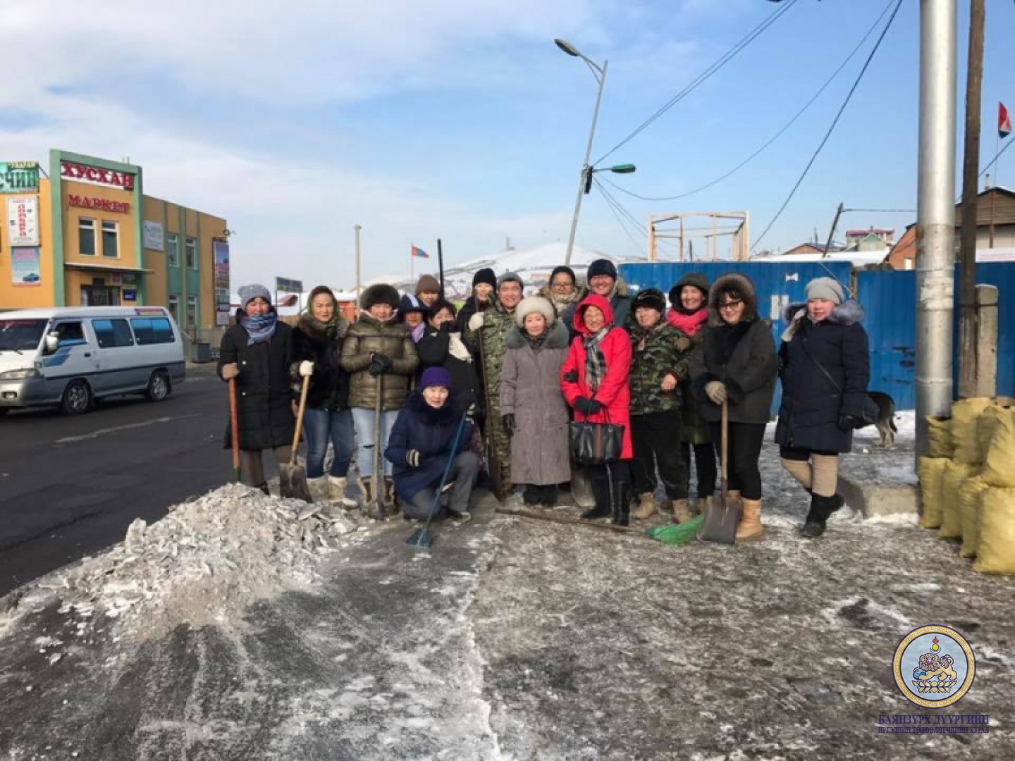 Дарь Эхийн явган хүний замын засыг цэвэрлэлээ